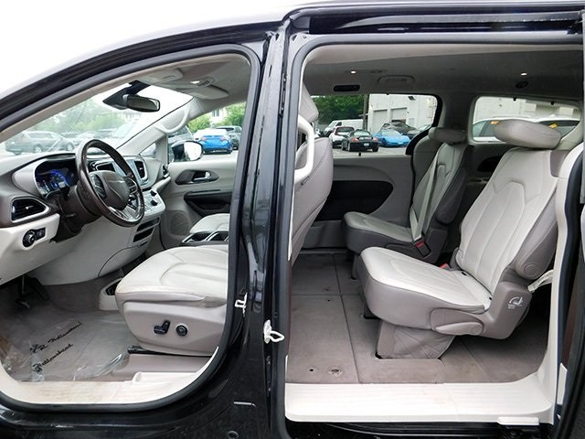 Chrysler Pacifica Vehicle Image 10