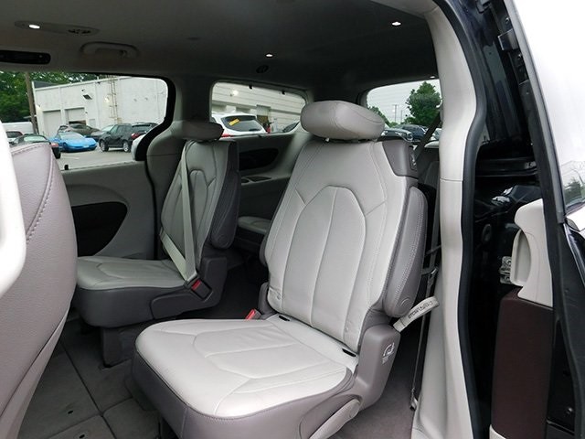 Chrysler Pacifica Vehicle Image 11