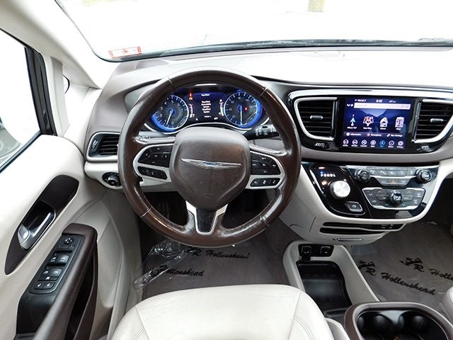 Chrysler Pacifica Vehicle Image 12