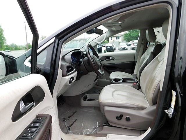 Chrysler Pacifica Vehicle Image 13