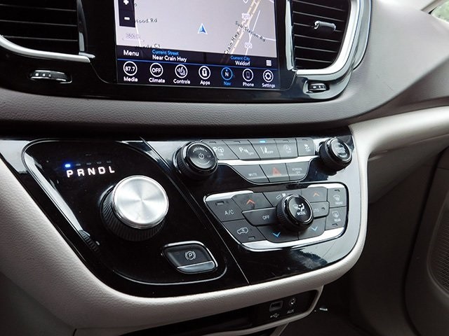 Chrysler Pacifica Vehicle Image 17