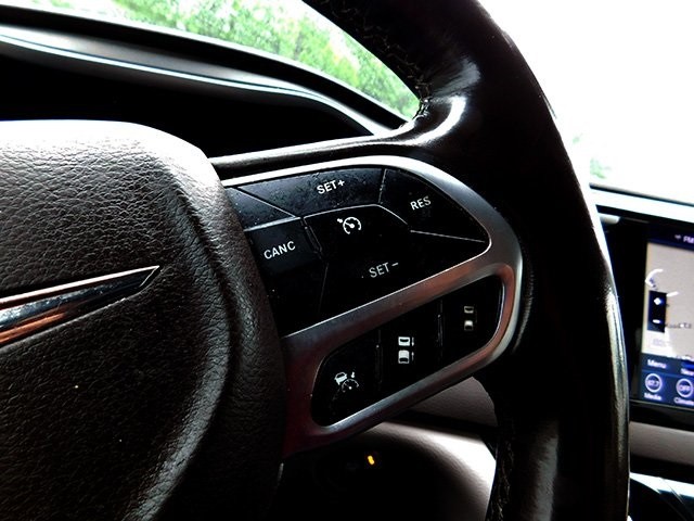 Chrysler Pacifica Vehicle Image 18