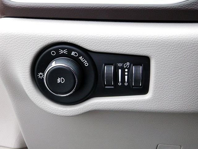 Chrysler Pacifica Vehicle Image 21