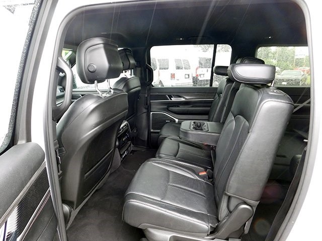 Jeep Wagoneer L Vehicle Image 12