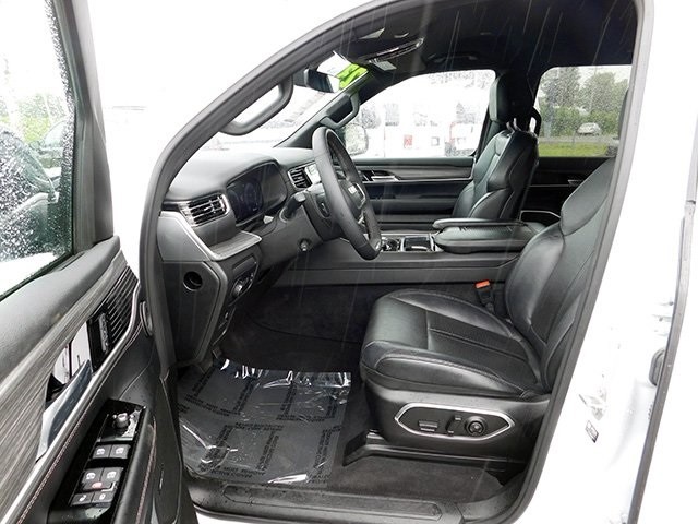Jeep Wagoneer L Vehicle Image 17