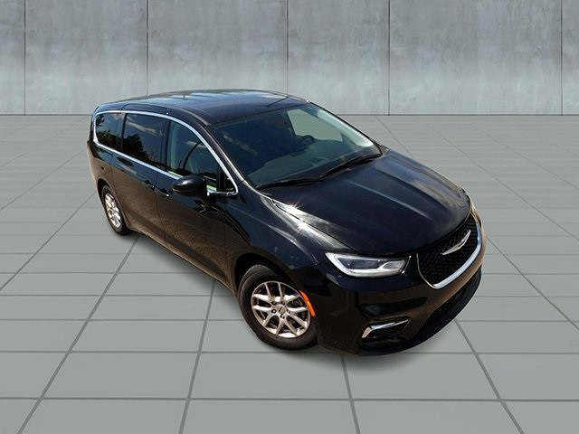 Chrysler Pacifica Vehicle Image 02