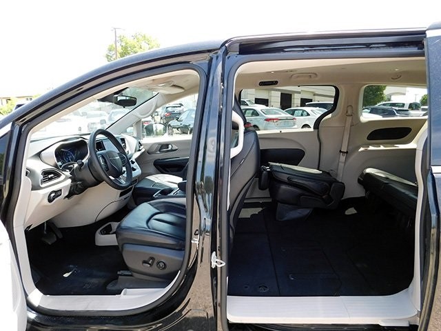 Chrysler Pacifica Vehicle Image 10