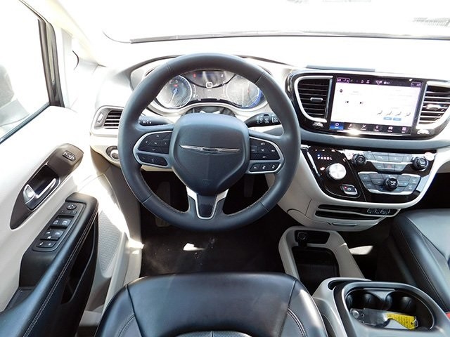 Chrysler Pacifica Vehicle Image 11