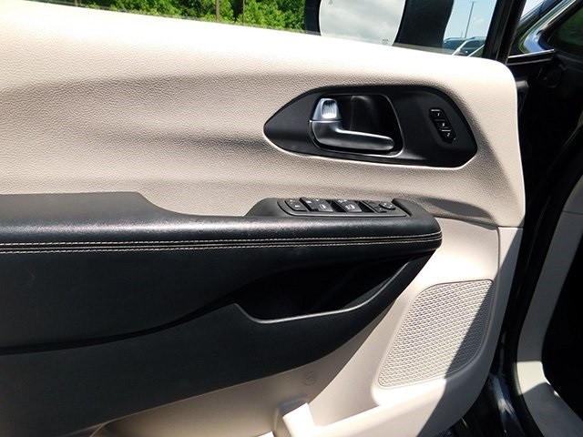 Chrysler Pacifica Vehicle Image 12