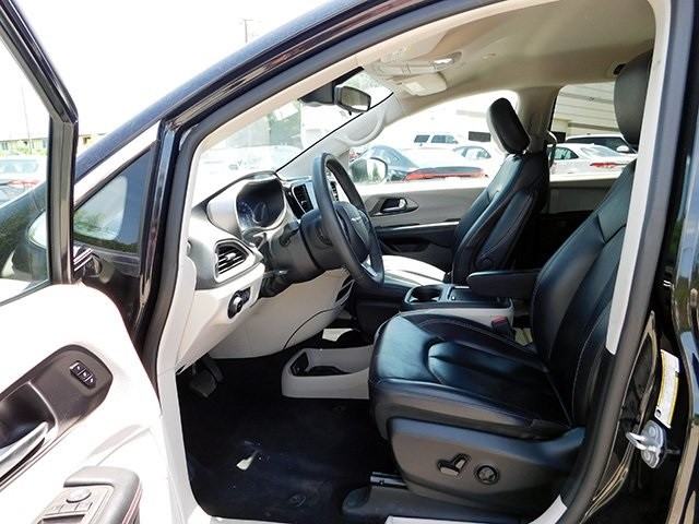 Chrysler Pacifica Vehicle Image 14