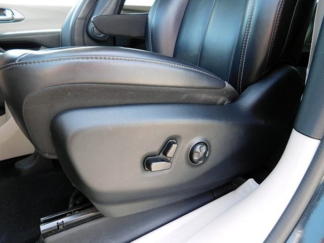 Chrysler Pacifica Vehicle Image 15