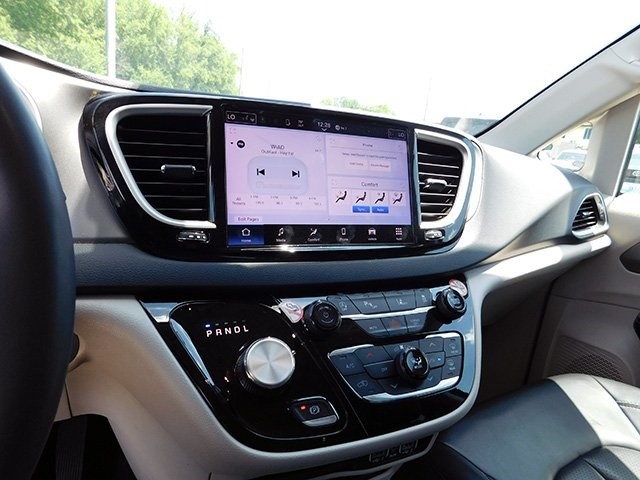 Chrysler Pacifica Vehicle Image 16