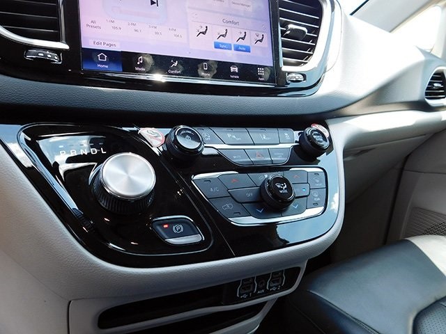 Chrysler Pacifica Vehicle Image 18
