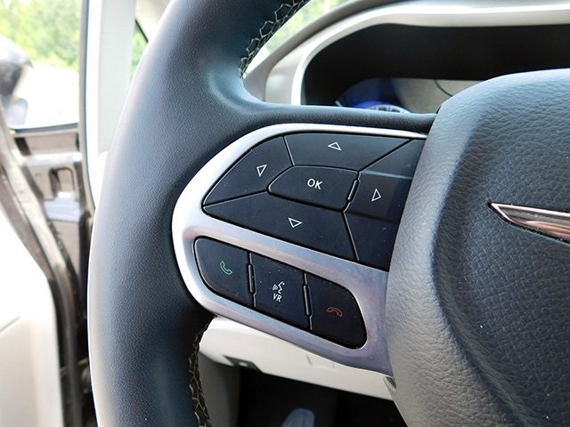 Chrysler Pacifica Vehicle Image 21