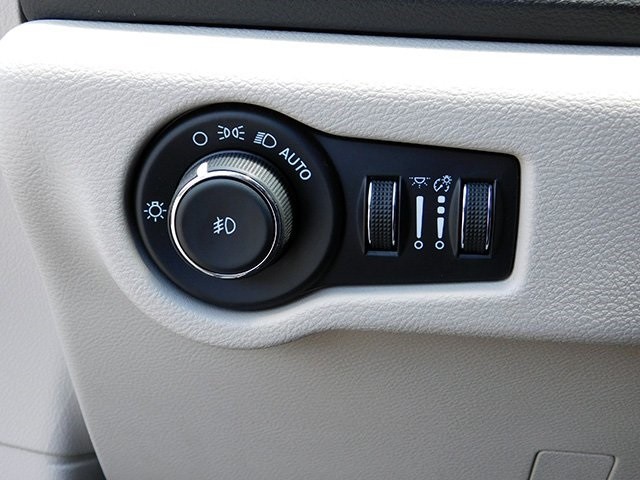 Chrysler Pacifica Vehicle Image 23