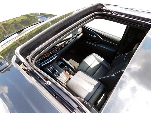 Cadillac Escalade Vehicle Image 09