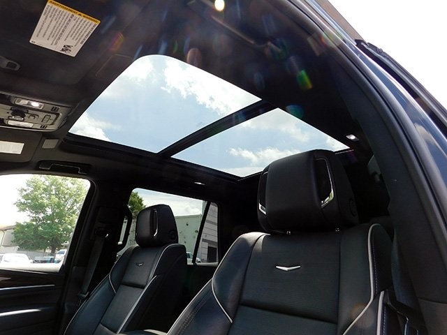 Cadillac Escalade Vehicle Image 17