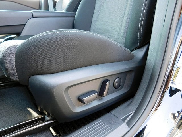 Nissan Rogue Vehicle Image 15