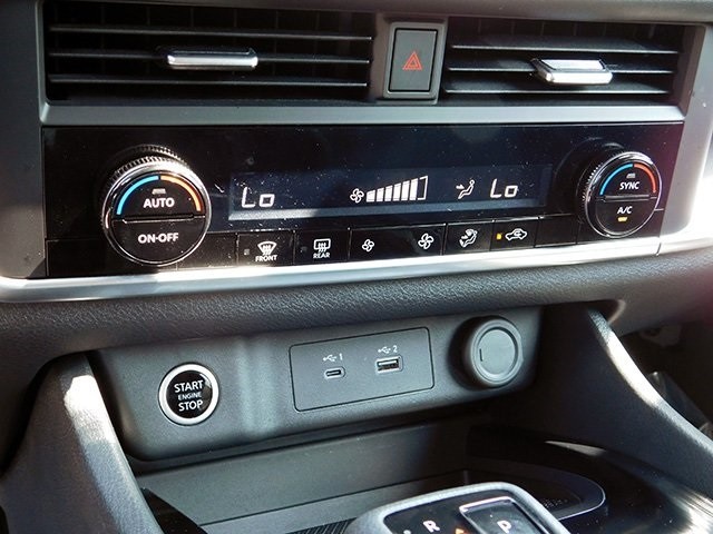 Nissan Rogue Vehicle Image 18