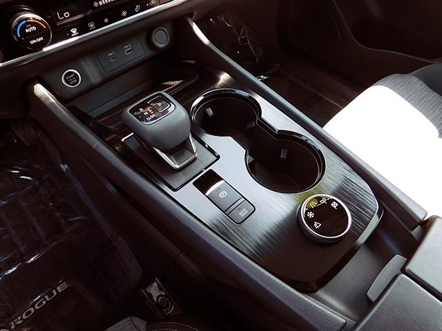 Nissan Rogue Vehicle Image 19