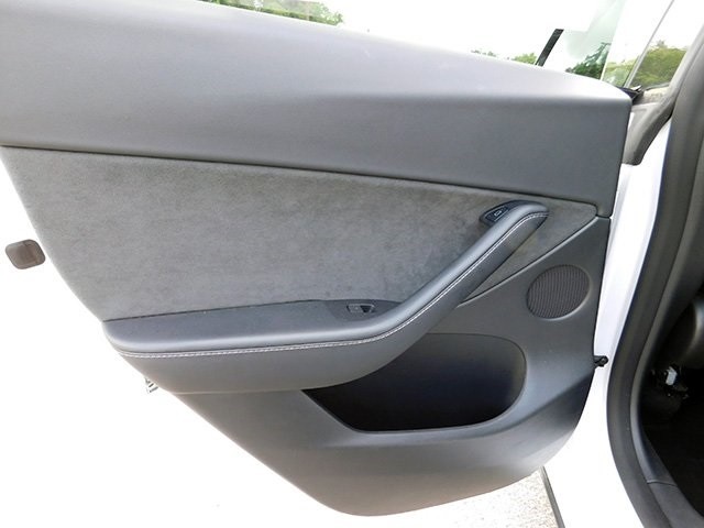 Tesla Model Y Vehicle Image 09