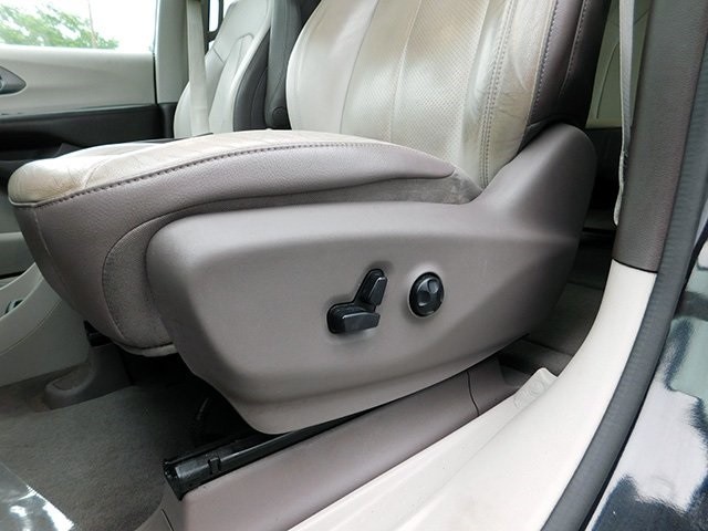 Chrysler Pacifica Vehicle Image 14