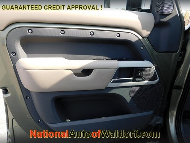 Land Rover Defender Vehicle Image 16
