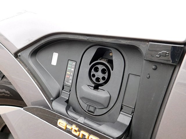 Audi e-tron Vehicle Image 08