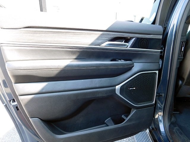 Jeep Wagoneer L Vehicle Image 11