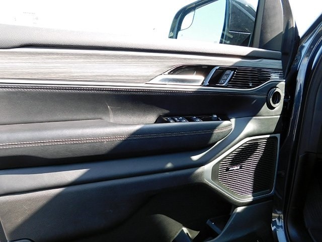 Jeep Wagoneer L Vehicle Image 15