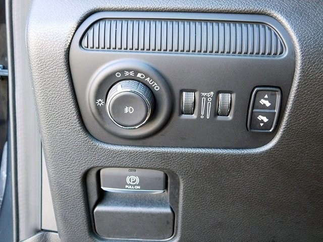 Jeep Wagoneer L Vehicle Image 25
