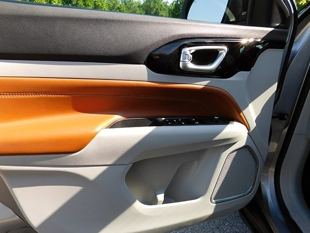 Jeep Compass Vehicle Image 14