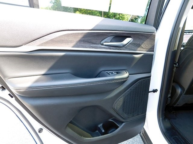 Jeep Grand Cherokee Vehicle Image 11