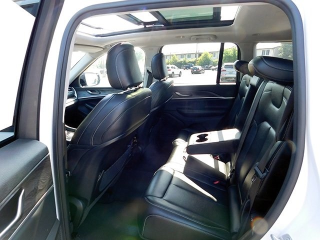 Jeep Grand Cherokee Vehicle Image 12