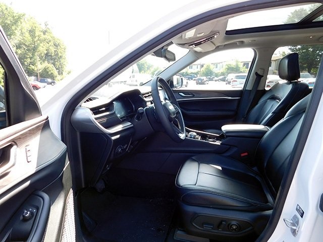 Jeep Grand Cherokee Vehicle Image 17