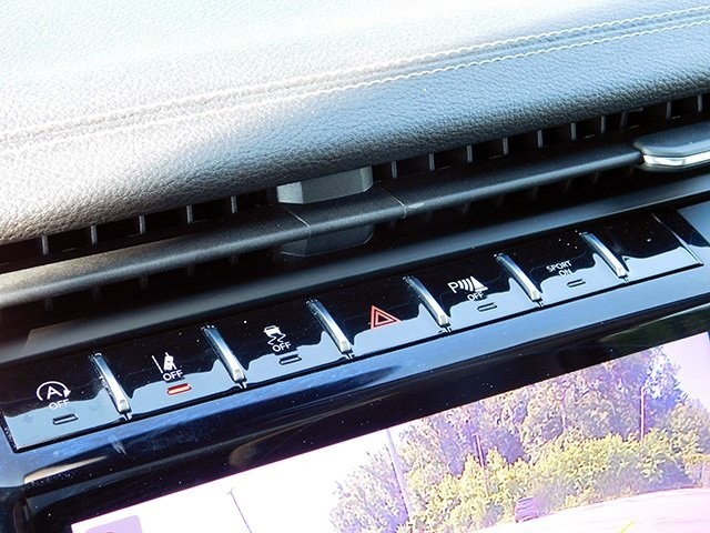 Jeep Grand Cherokee Vehicle Image 22