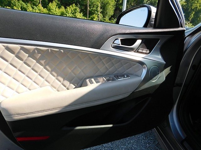 Genesis G70 Vehicle Image 14