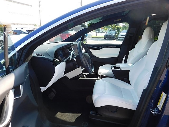 Tesla Model X Vehicle Image 15