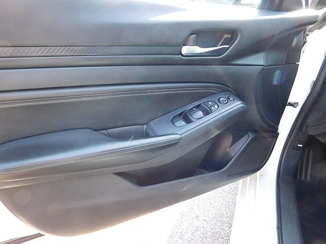 Nissan Altima Vehicle Image 10