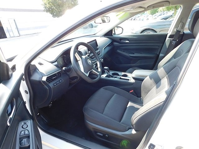 Nissan Altima Vehicle Image 11