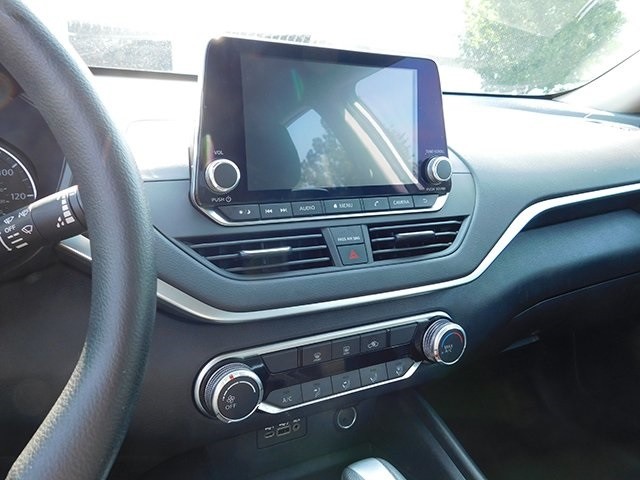 Nissan Altima Vehicle Image 14