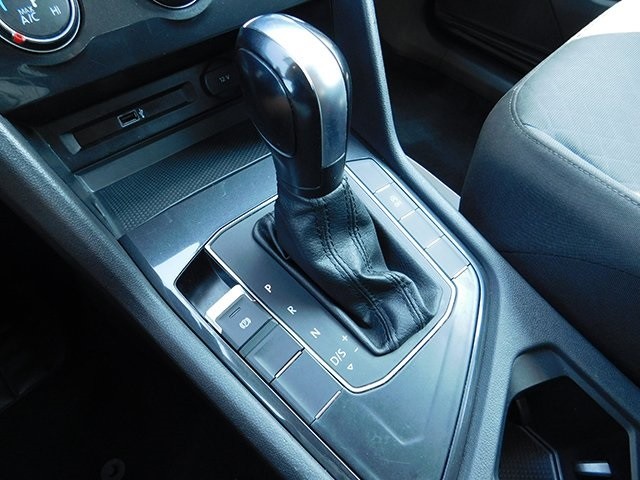 Volkswagen Tiguan Vehicle Image 17