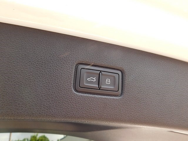 Audi Q7 Vehicle Image 10