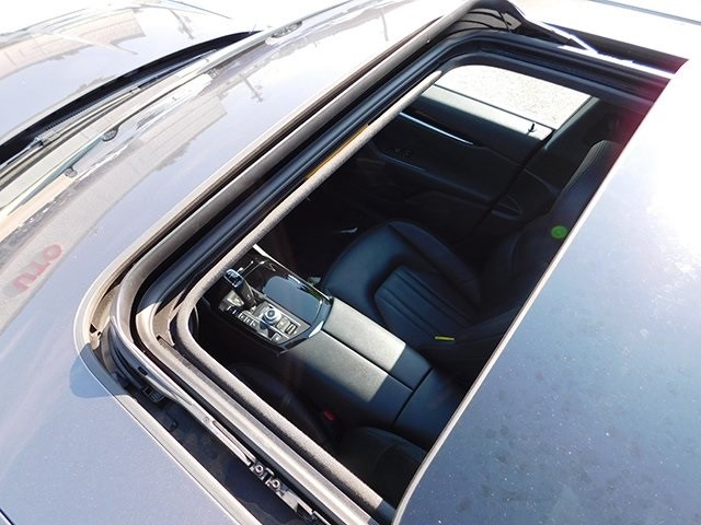 Maserati Levante Vehicle Image 09