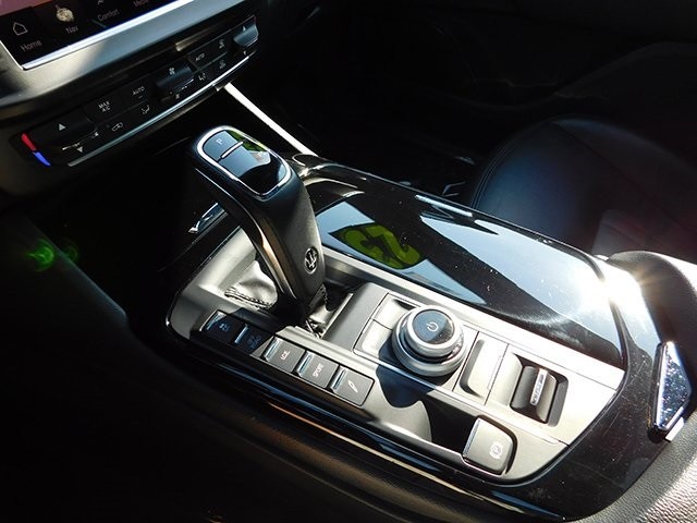 Maserati Levante Vehicle Image 22
