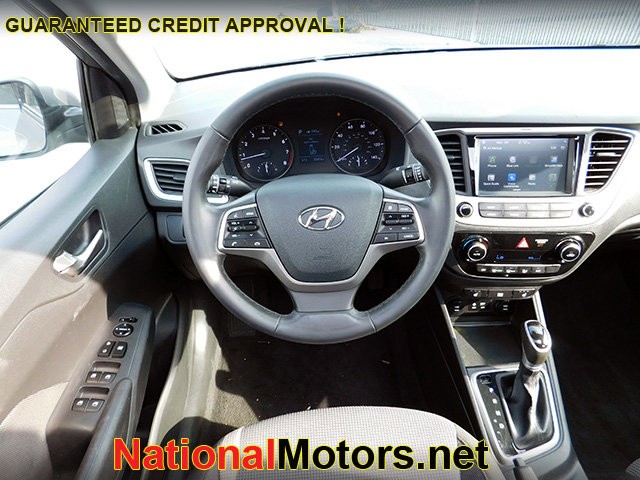 Hyundai Accent Vehicle Image 09