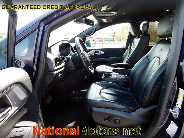 Chrysler Pacifica Vehicle Image 12