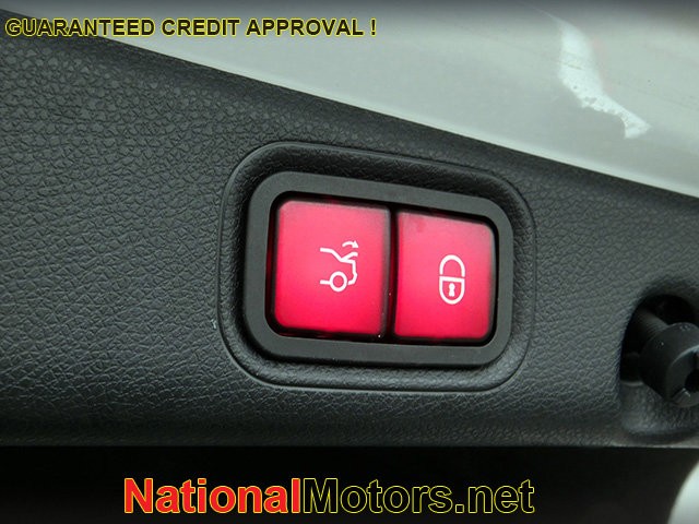 Mercedes-Benz E-Class Vehicle Image 07