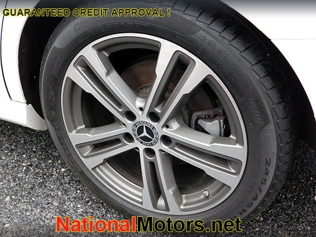 Mercedes-Benz E-Class Vehicle Image 08