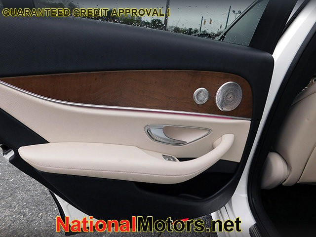 Mercedes-Benz E-Class Vehicle Image 09